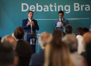 Em nova nota, Flávio reafirma ‘integral confiança’ no sistema eleitoral, mas não explica menção a dado falso sobre urnas