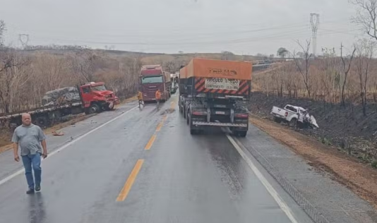 Mulher e criança morrem após caminhão rodar na pista e atingir caminhonete em MT captura de tela 2026 09 02 145655